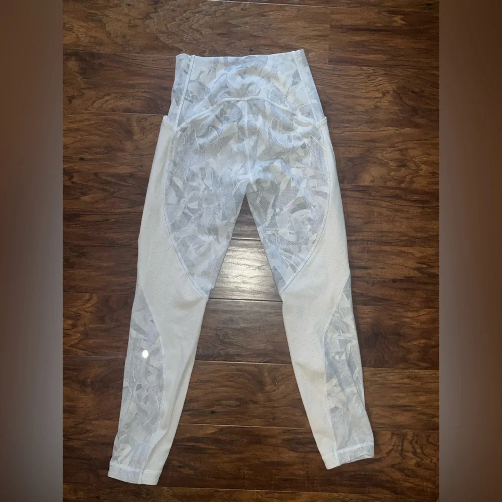 🍋LIKE NEW Lululemon Breezy Dot Tight *25" - Jasmine White Multi/White - Sz 6 - Picture 3 of 15